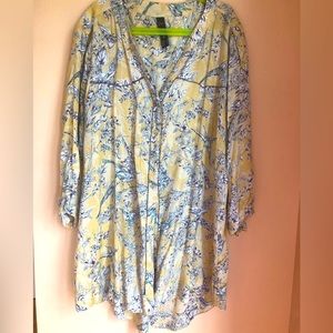 🌼V neck long button down blouse with beautiful bird pattern. Great condition!!